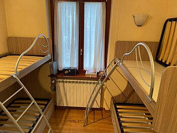 Pratici Letti a castello economici, 3 posti letto, struttura ciliegio e frontali cassetti tele