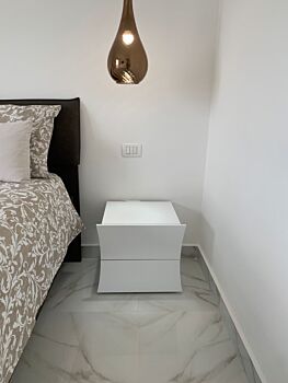 Moderno Comodino di design a 2 cassetti sagomati, bianco lucido, linea arco