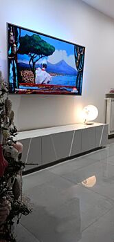 Conveniente Mobile porta tv 6 ante con disegni geometrici in finitura Bianco lucido
