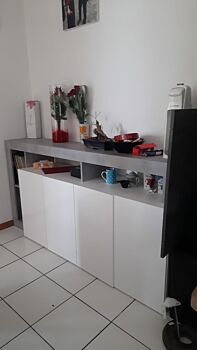 Credenza Madia a 4 ante con un ripiano in finitura bianco laccato lucido e Cemento