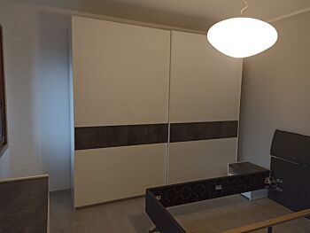 Mobile Conveniente Armadio moderno con ante scorrevoli L.275, Bianco Opaco con fascia Ossido