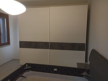 Mobile Conveniente Armadio moderno con ante scorrevoli L.275, Bianco Opaco con fascia Ossido