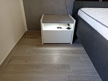 Economica Coppia di comodini finitura Bianco Opaco e Beton, guide ammortizzate