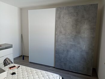 Nuovo Armadio 2 ante scorrevoli, conveniente e moderno, colori Bianco opaco e Beton