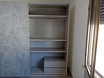Nuovo Armadio 2 ante scorrevoli, conveniente e moderno, colori Bianco opaco e Beton