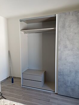 Nuovo Armadio 2 ante scorrevoli, conveniente e moderno, colori Bianco opaco e Beton