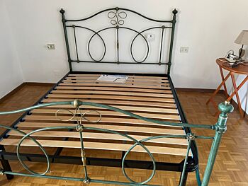 Eleganti Letti in ferro moderno Nigusil, in Verde decapè