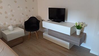 Elegante e moderno Comodino particolare con 2 cassetti  di alta qualità in finitura Frassinato bianco e Olmo