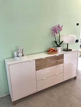 Mobile Madia Kilsbo con 2 ante e 3 cassetti in finitura Bianco opaco e Legno vecchio