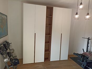 Moderno Armadio scontato 4 ante battenti con libreria, finitura Noce bianco 