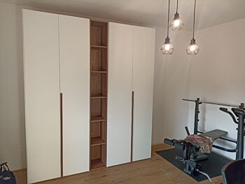 Moderno Armadio scontato 4 ante battenti con libreria, finitura Noce bianco 