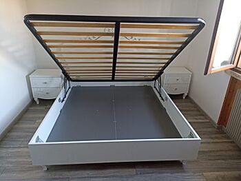 Sofisticato ed elegante Letto matrimoniale con fregio a cuore e testata imbottita,  Bianco 