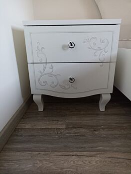 Eleganti Comodini con 2 cassetti e serigrafia argentata in finitura bianco 