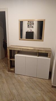 Madia moderna di design a 3 ante con un ripiano in finitura bianco laccato lucido e pero