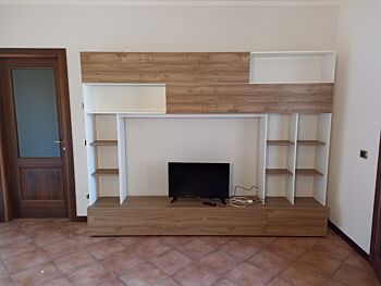 Elegante Soggiorno Zenzero, parete attrezzata moderna con libreria, 2 ribalte e vasistas, finitura Bianca e Noce
