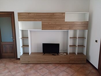 Elegante Soggiorno Zenzero, parete attrezzata moderna con libreria, 2 ribalte e vasistas, finitura Bianca e Noce
