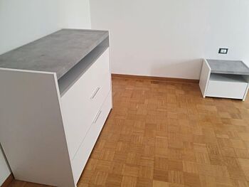 Set comò e comodini grigio beton e bianco con cassetti e vano a giorno