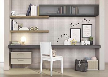 Zona studio con pensili e mensole, finitura Canapa, Noce Gold e Grigio titanio