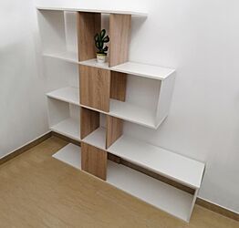 Libreria di design in legno color rovere e bianco opaco