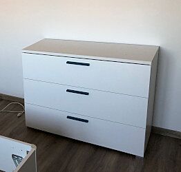 Comò moderno Bianco opaco con maniglie Blu