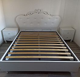Sofisticato ed elegante Letto matrimoniale con fregio a cuore e testata imbottita,  Bianco 