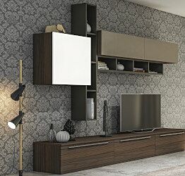 Parete attrezzata Noce con frontali e elementi sospesi in finitura Bianco seta e Visone e librerie color Fango