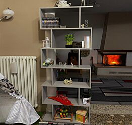 Libreria grigio cemento con 6 ripiani, design moderno