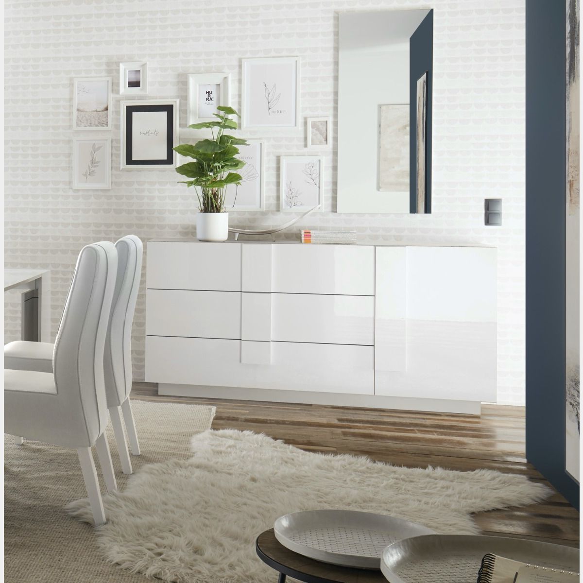 Soggiorno bianco in offerta con tavolo, credenza e colonna in finitura  Bianco laccato lucido