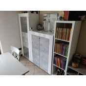 Credenza alta grigio e bianca a 2 ante