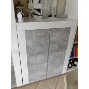 Credenza alta grigio e bianca a 2 ante