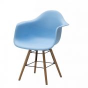 Sedia di Design Azzurro con gambe in Legno, seduta e braccioli in pvc