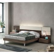 Letto matrimoniale con pediera curva di alta qualità in finitura  Quercia Brown ed Ecopelle bianco 