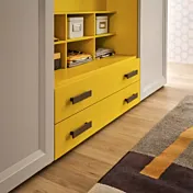 armadio con cassetti giallo