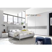 Camera matrimoniale con letto in tessuto grigio, comodini bianchi opachi e  armadio con fascia beton H.248