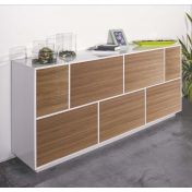 Credenza moderna con cinque ante a ribalta e due ante battenti, noce caracalla e bianco laccato lucido