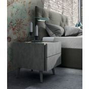 Coppia di comodini con piedini in finitura Metal grey