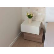 Elegante e moderno Comodino particolare con 2 cassetti  di alta qualità in finitura Frassinato bianco e Olmo