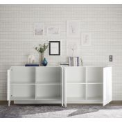 Soggiorno bianco moderno con tavolo, credenza e colonna