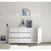 Soggiorno bianco con tavolo, credenza e colonna in finitura Bianco laccato lucido