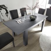 Sala moderna completa con tavolo, madia e vetrina in finitura carbonio e piedini in ferro nero