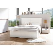 Camera matrimoniale con letto in ecopelle bianco, comodini bianchi opachi e armadio con fascia beton H.248