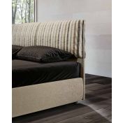 Letto matrimoniale beige con cuscini a righe