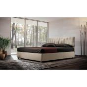 Letto matrimoniale beige con cuscini a righe