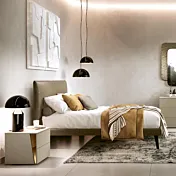 letto ecopelle marrone con piedi