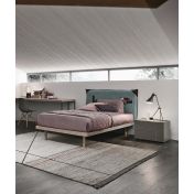 Letto con testata imbottita, finitura Frassino oriente, tessuto Salvia ed ecopelle nero