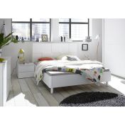 Letto bianco opaco con testiera bianca con forme geometriche