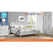 Camera matrimoniale con letto in tessuto grigio, comodini bianchi opachi e  armadio con fascia beton H.248