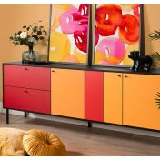 Madia credenza colorata, in finitura rossa e gialla con tre ante e due cassetti