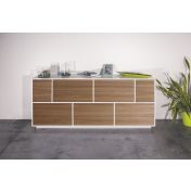 Credenza moderna con cinque ante a ribalta e due ante battenti, noce caracalla e bianco laccato lucido