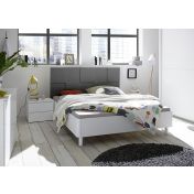 Letto bianco opaco con testiera grigio con forme geometriche 